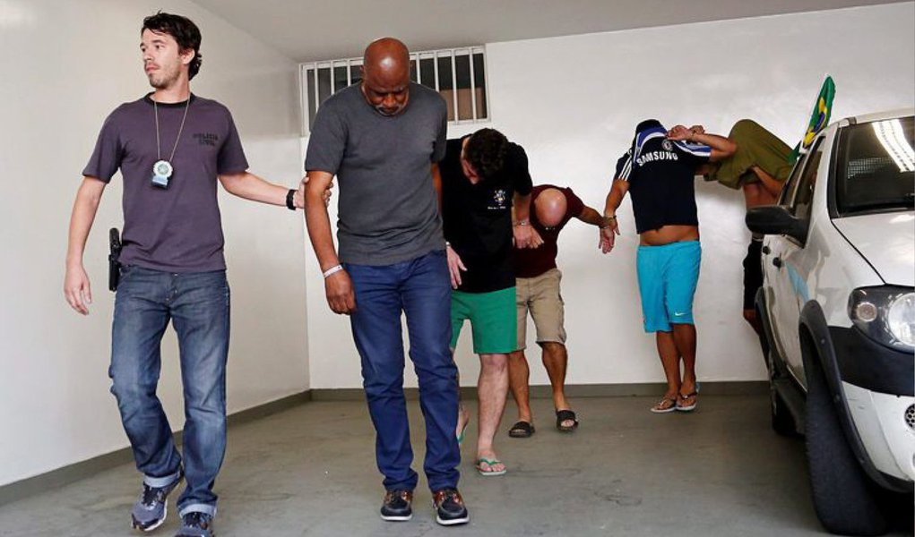 O Tribunal de Justiça do Rio de Janeiro recebeu nesta quinta-feira (14) o comunicado do Supremo Tribunal Federal (STF) de extensão da liminar concedida ao britânico Raymond Whelan, no habeas corpus (HC), a dez acusados de integrar esquema de venda irregular de ingressos para a Copa do Mundo 2014; além do franco-argelino Lamine Fofana, foram beneficiados pela medida: Marcelo Pavão da Costa Carvalho, Alexandre da Silva Borges, Antônio Henrique de Paula Jorge, Sérgio Antônio de Lima, Júlio Soares da Costa Filho, Fernanda Carrione Paulucci, Ernani Alves da Rocha Junior, Alexandre Marino Vieira e Ozeas do Nascimento