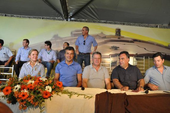 A ministra-chefe da Casa Civil, Gleisi Hoffmann, e o governador do Paraná, Beto Richa (PSDB), se estranharam em evento na região Noroeste do Paraná. Após o governador acusar o Governo Federal de barrar empréstimos ao Estado, a ministra, em entrevista coletiva, o chamou de mentiroso. Confronto continuou em outro município. Gleisi, a primeira a discursar, chamou Richa de "Rei do Pedágio" e o acusou de quebrar o Paraná. Aliados da petista distribuíram vídeo