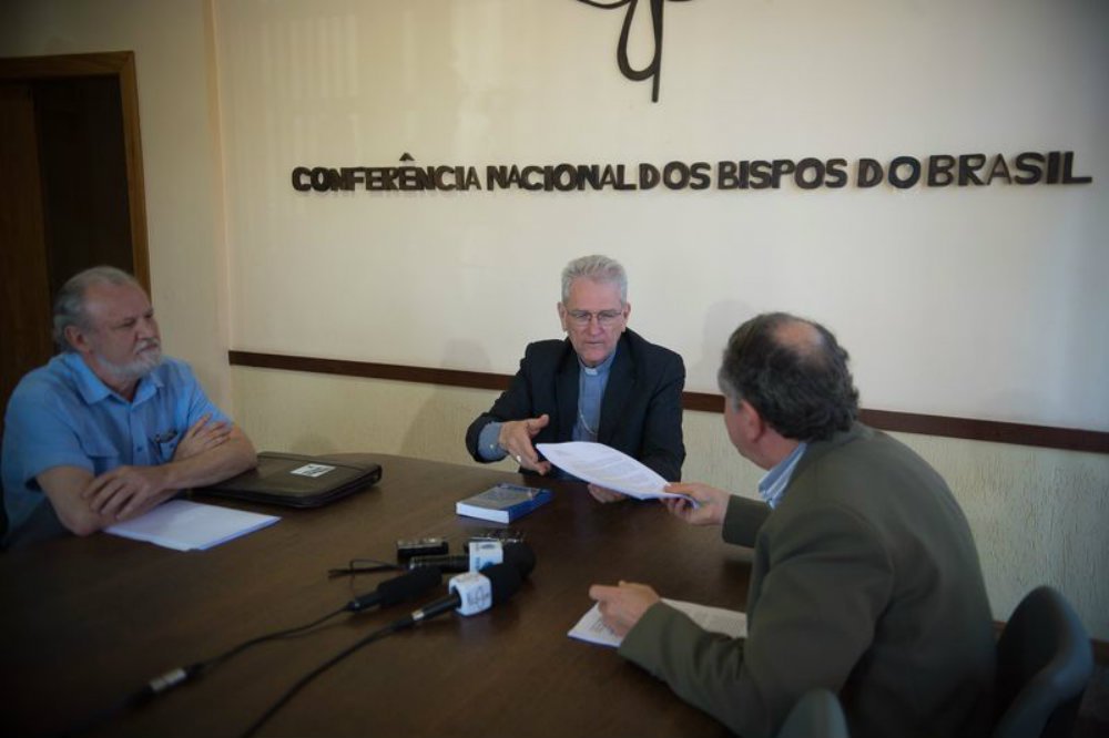 Em carta enviada ao Vaticano no final de abril, oito pesquisadores de seis países sustentam que a possibilidade de as empresas multinacionais registrarem a propriedade de formas de vida, como sementes e processos vivos, ameaça a segurança alimentar, estimula a biopirataria e, portanto, deve ser impedida. Iniciativas sociais como Movimento dos Trabalhadores Sem Terra (MST) e Via Campesina alegam que a utilização das sementes transgênicas aumenta o uso de veneno, o que levou o Brasil a se tornar campeão mundial no uso de agrotóxicos