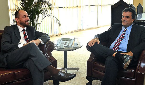 Meio jurídico aposta que a presidente Dilma dará peso especial a nomes sugeridos por Ricardo Lewandowski para a vaga do atual presidente da corte, Joaquim Barbosa; mas entre ministros e parte do Planalto, os dois nomes que despontam são do ministro da Justiça, José Eduardo Cardozo, e do Advogado-Geral da União, Luis Inácio Adams; também estão na disputa os advogados Heleno Torres e Luiz Edson Fachin, e os ministros do STJ Benedito Gonçalves, Luis Felipe Salomão, Nancy Andrighi e Herman Benjamin