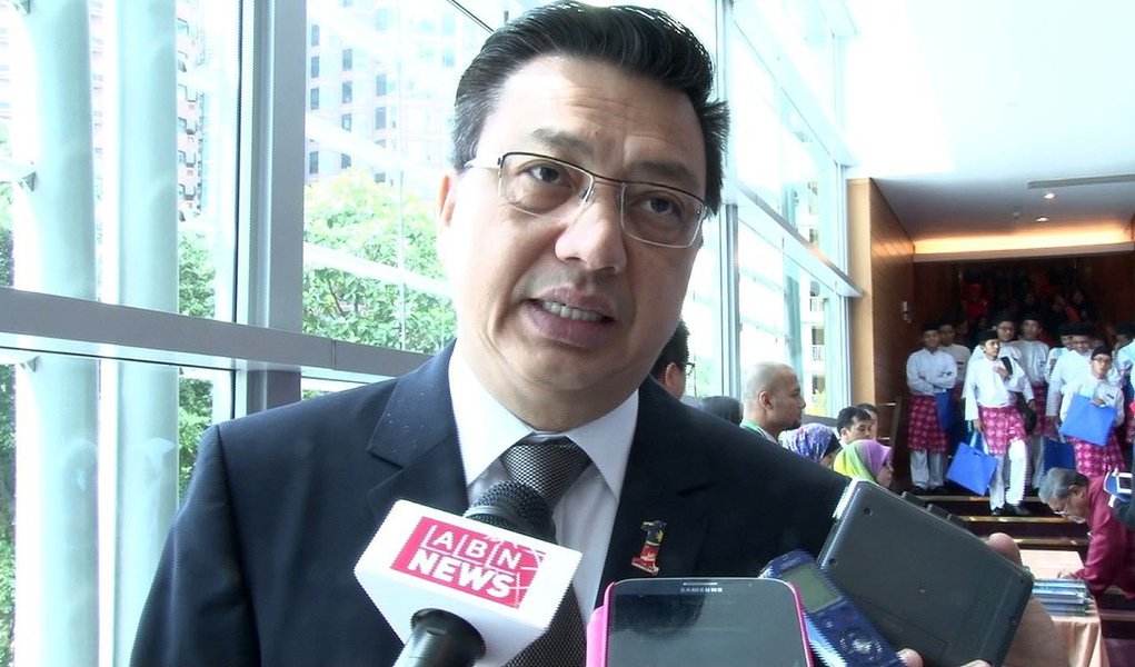 Declaração é do ministro dos Transportes da Malásia, Liow Tiong Lai; "Se isso realmente for confirmado, seria um ato contra a Lei internacional", disse o governante aos jornalistas; serviços secretos norte-americanos disseram "acreditar fortemente" que o avião foi abatido por um míssil terra-ar, de origem ainda desconhecida