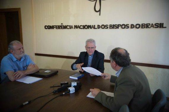 Em carta enviada ao Vaticano no final de abril, oito pesquisadores de seis países sustentam que a possibilidade de as empresas multinacionais registrarem a propriedade de formas de vida, como sementes e processos vivos, ameaça a segurança alimentar, estimula a biopirataria e, portanto, deve ser impedida. Iniciativas sociais como Movimento dos Trabalhadores Sem Terra (MST) e Via Campesina alegam que a utilização das sementes transgênicas aumenta o uso de veneno, o que levou o Brasil a se tornar campeão mundial no uso de agrotóxicos