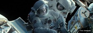 Thriller em 3D sobre dois astronautas encalhados no espaço manteve seu domínio nas bilheterias dos EUA e Canadá pela segunda semana seguida, superando a estreia do drama envolvendo piratas na Somália, em uma batalha entre dois possíveis candidatos ao Oscar