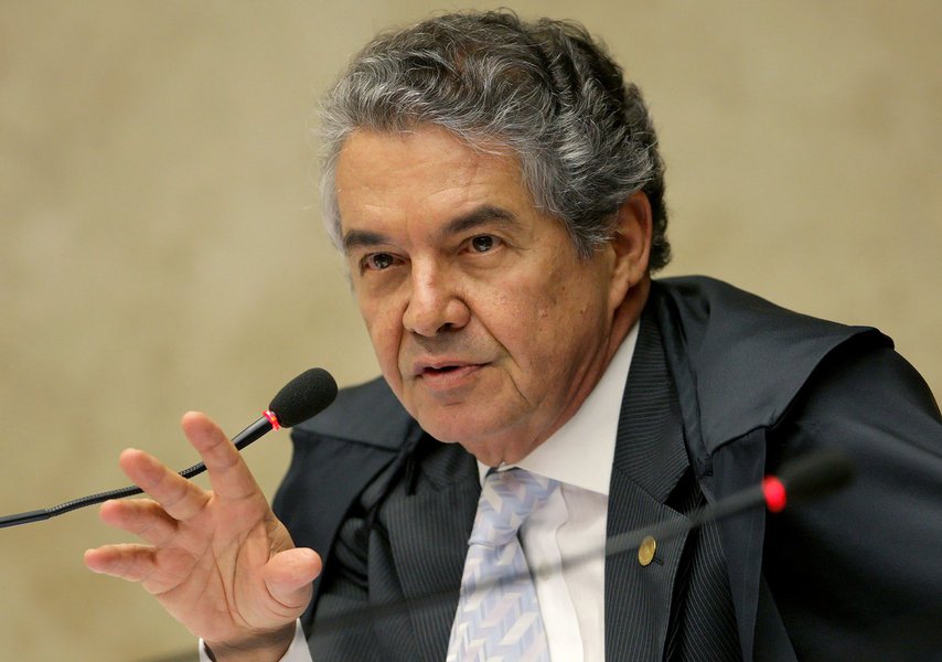 Partido dos Trabalhadores contesta o entendimento do presidente da corte, Joaquim Barbosa, de que os presos condenados na Ação Penal 470 só possam trabalhar foram do presídio depois de cumprirem um sexto da pena; petistas José Dirceu e Delúbio Soares são prejudicados pela decisão