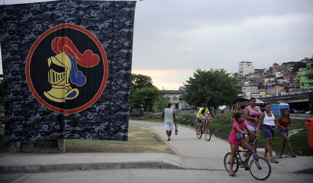 Um menino de 4 anos de idade foi encontrado morto dentro de uma casa da comunidade da Baixa do Sapateiro, no Complexo da Maré, na zona norte da cidade do Rio de Janeiro; neste momento, policiais da Divisão de Homicídios estão no local, apoiados pela Força de Pacificação do Exército que ocupa a Maré desde o dia 5 de abril
