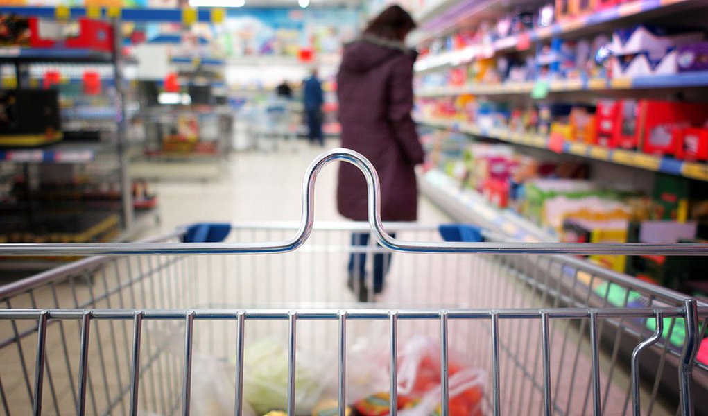 Motivo foi a menor queda dos alimentos e dos transportes, segundo o IBGE; prévia da inflação acumulou alta de 6,15% em 12 meses, depois de chegar a 6,40% até julho