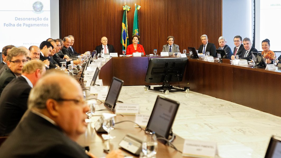 "Enquanto esse problema não passar, fica muito difícil o processo", admitiu a presidente em suas recentes reuniões com empresários; Dilma Rousseff defendeu o governo das críticas de perda de credibilidade entre investidores estrangeiros e pediu a eles que esperem uma mudança de clima "quando novembro chegar", depois das eleições
