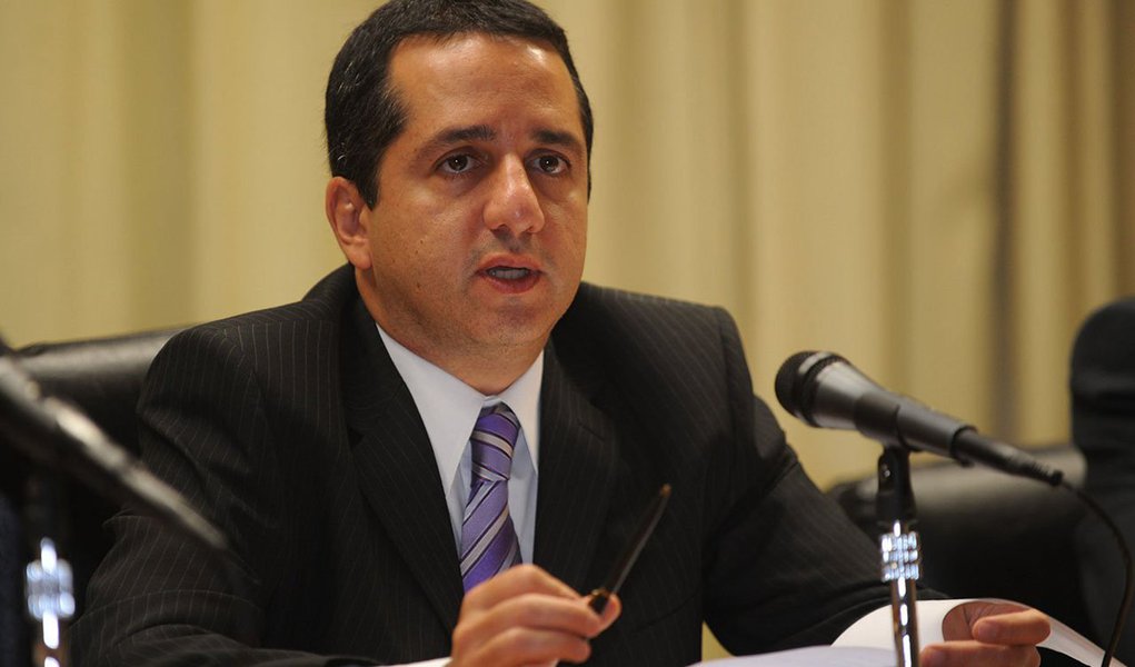 A baixa na nota do Brasil pela agência de classificação de risco Standard &amp; Poor's (S&amp;P) não afetou a procura por títulos públicos do país, informou nesta terça (25) o coordenador-geral de Operações da Dívida Pública, Fernando Garrido; "A gente continua observando o mercado bastante positivo em relação à demanda por títulos. Hoje, o Tesouro realizou um leilão de NTN-B [títulos públicos vinculados à inflação]. As taxas ficaram até 5 pontos-base abaixo do fechamento de ontem. Hoje, o mercado continua em uma dinâmica positiva em demanda por títulos", disse