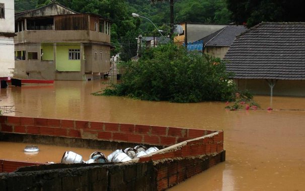 Desse total, de acordo com último balanço divulgado ela Defesa Civil do estado, 4.485 estão desabrigadas e 20.342, desalojadas, o temporal provocou ainda cinco mortes – nas cidades de Itaguaçu, Parajú, Colatina, Nova Venécia e Baixo Guandu – e 24 pessoas ficaram feridas