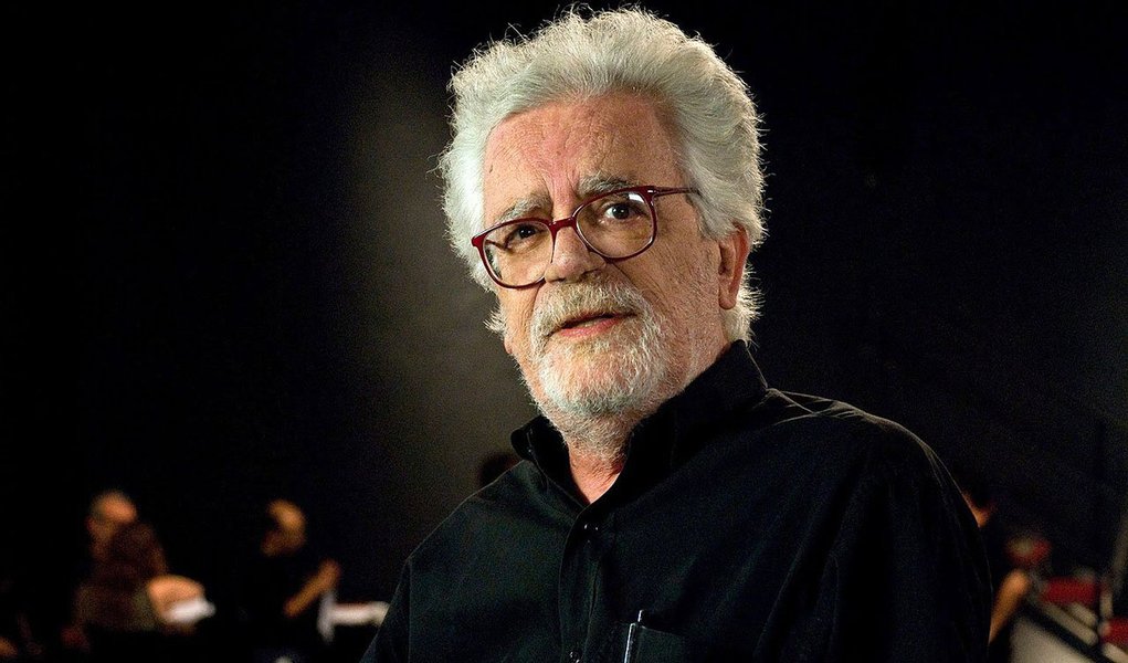 De acordo com a Polícia Civil, Daniel esfaqueou o pai e a mãe, Maria das Dores Coutinho, na residência da família, na Lagoa, zona sul da cidade, e depois tentou se matar; a mãe sobreviveu ao ataque e está internada no Hospital Miguel Couto; corpo do cineasta é velado no Cemitério São João Batista, na zona sul do Rio de Janeiro