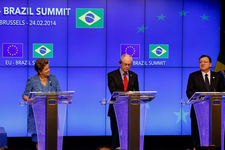 Ao lado dos presidentes do Conselho da União Europeia, Herman Van Rompuy, e da Comissão Europeia, José Manuel Barroso, presidente afirmou, em Bruxelas, que o esforço para concretizar um acordo comercial entre Mercosul e União Europeia é uma "enorme" contribuição no sentido de ajudar à recuperação econômica dos países europeus