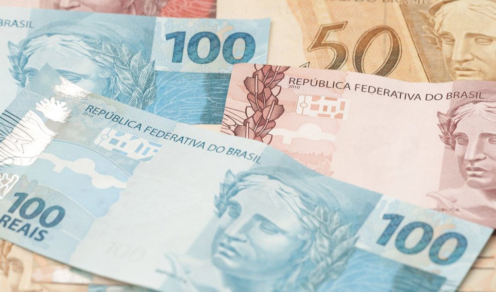 Emissão de títulos prefixados fez a Dívida Pública Federal (DPF) registrar forte alta em maio. De acordo com dados divulgados pela Secretaria do Tesouro Nacional, a dívida fechou o mês passado em R$ 2,13 trilhões, com alta de 3,43% em relação a abril