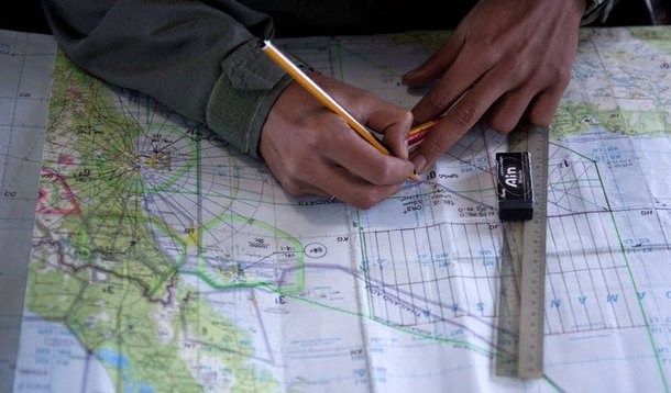 Investigadores do desaparecimento do voo MH370 da Malaysia Airlines suspeitam que o copiloto da aeronave tentou fazer uma ligação com seu celular depois que o avião foi desviado da rota, disse neste sábado o jornal New Straits Times, da Malásia, citando fontes não identificadas