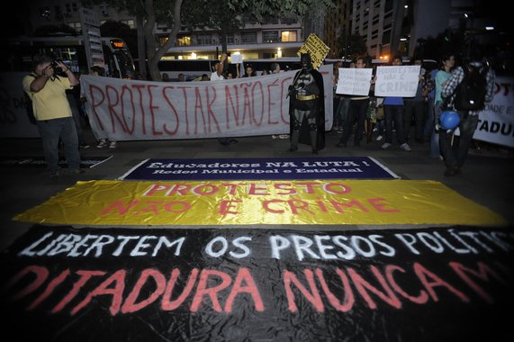 Presidente do Instituto de Defesa dos Direitos Humanos (DDH), João Tancredo, disse que os telefones de pelo menos dez advogados de defesa de ativistas denunciados pelo MP do Rio foram grampeados pela Polícia Civil durante inquérito para apurar as ações violentas; em nota, OAB diz que sigilo telefônico entre advogados e clientes é inviolável pela Lei Federal 8.906