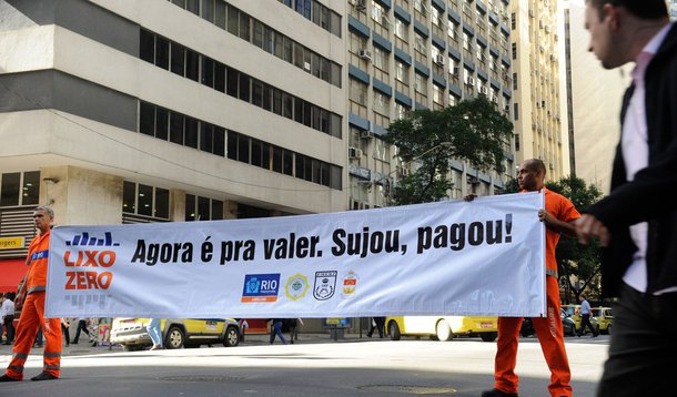 É o que aponta uma pesquisa do Laboratório de Pesquisas da UniCarioca, obtida pelo Globo; segundo o levantamento, 45% dos entrevistados afirmaram ser a favor da lei; o objetivo do programa Lixo Zero é multar quem for flagrado jogando lixo nas ruas da capital; as multas variam de R$ 106 a R$ 3.400