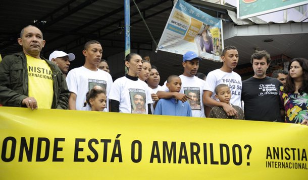 Autores da ação indenizatória são a mulher do pedreiro, Elisabete Gomes da Silva, e mais nove parentes de Amarildo; eles responsabilizam o Estado pelo desaparecimento de Amarildo e pedem à Justiça uma antecipação de tutela pelo fato de o Poder Público não dar segurança ao pedreiro; Divisão de Homicídios da Polícia Civil trabalha com a hipótese de assassinato, cometido por policiais militares da UPP ou por traficantes de drogas da região