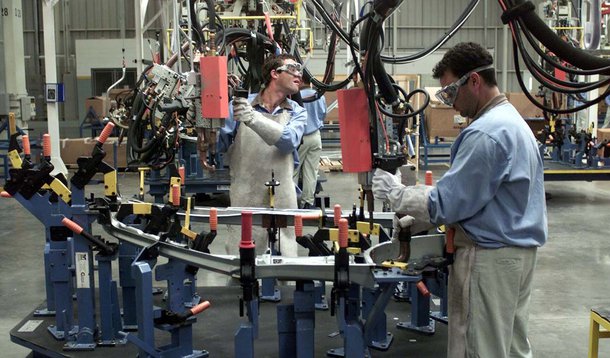 Faturamento real da indústria subiu 2,7% em abril, comparado a março, após registrar queda de 6,4% no resultado anterior; segundo pesquisa divulgada pela Confederação Nacional da Indústria, porém, o faturamento foi o único indicador que teve desempenho positivo na comparação de abril com março, "o que confirma o desaquecimento da atividade industrial"