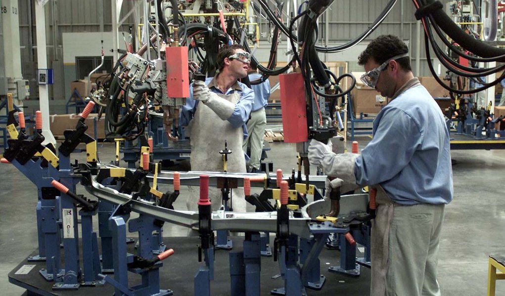 Faturamento real da indústria subiu 2,7% em abril, comparado a março, após registrar queda de 6,4% no resultado anterior; segundo pesquisa divulgada pela Confederação Nacional da Indústria, porém, o faturamento foi o único indicador que teve desempenho positivo na comparação de abril com março, "o que confirma o desaquecimento da atividade industrial"