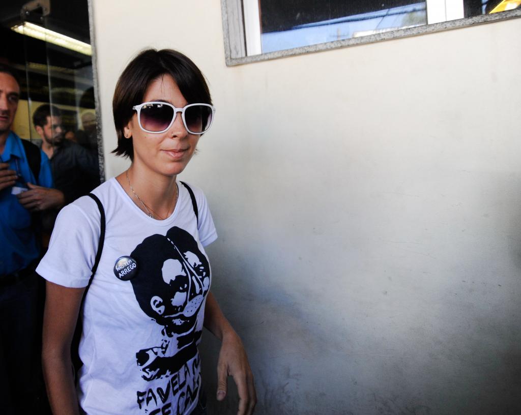 Dezenove ativistas foram detidos neste sábado (12) por suspeita de envolvimento em atos violentos durante protestos nos últimos meses no Rio; eles foram levados para a Cidade da Polícia, no bairro do Jacaré; um professor de História, cujo nome não foi divulgado, foi detido em casa, na Urca, zona sul carioca; no imóvel, a polícia encontrou uma máscara de proteção contra gás lacrimogêneo; em Porto Alegre, a polícia prendeu também neste sábado a ativista Elisa Quadros, a Sininho