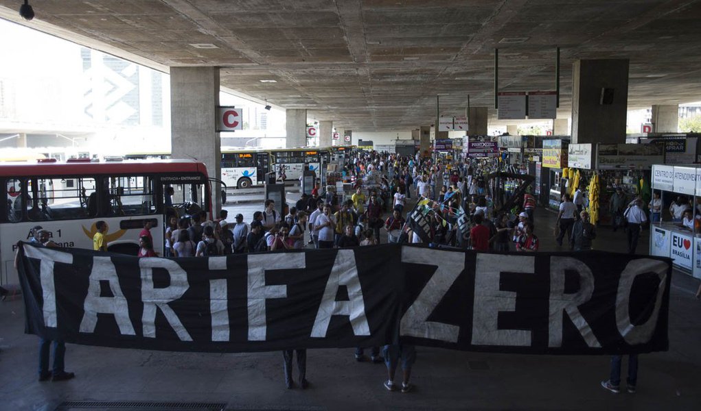 Integrantes do Movimento Passe Livre (MPL) fizeram hoje (30) mais um ato em defesa da passagem de ônibus grátis no Distrito Federal. Cerca de 30 integrantes e apoiadores do movimento se reuniram na Rodoviária do Plano Piloto, a poucos quilômetros do Estádio Mané Garrincha, onde ocorria a partida entre França e Nigéria, e apresentaram suas propostas de como viabilizar a chamada tarifa zero
