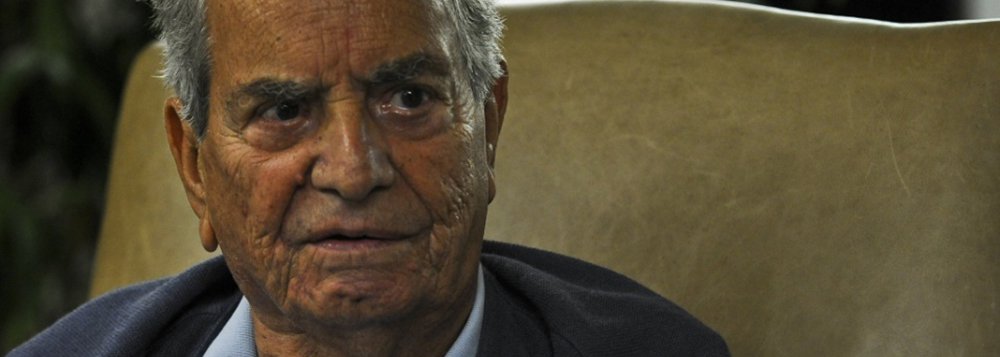O corpo do ex-prefeito e ex-governador do Rio de Janeiro Marcello Alencar, que morreu, aos 88 anos, foi cremado na tarde desta quarta-feira no Memorial do Carmo, na Zona Portuária do Rio. Ele foi velado no Palácio da Cidade, sede da prefeitura carioca; o velório ficou aberto ao público; políticos, amigos e familiares participaram da homenagem a Marcello Alencar