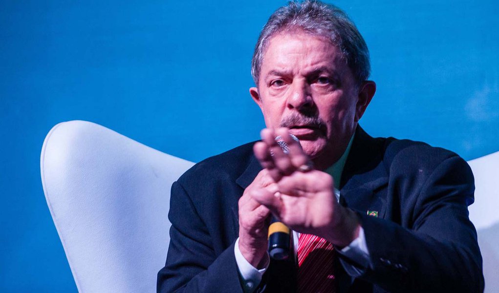 Ex-presidente Lula se manifesta sobre a morte do cinegrafista da TV Bandeirantes Santiago Andrade; "Lamento pela família deste trabalhador, que vive uma dor irreparável", escreveu o petista, em nota divulgada pelo Instituto Lula; ele diz que "sempre defendeu o direito à livre manifestação", mas que elas "não combinam, nem devem ser, uma justificativa para a violência"