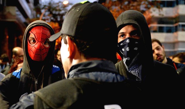 A partir desta terça-feira 3, policiais do Rio estão autorizados a abordar pessoas mascaradas ou com rosto coberto em protestos e exigir documento com foto e a levá-las para delegacia para identificação criminal com foto e impressões digitais; aval foi concedido pela Justiça a pedido da Comissão Especial de Investigação de Atos de Vandalismo em Manifestações Públicas