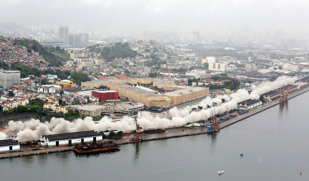 A demolição da gigantesca estrutura ocorreu neste domingo e foi mais uma etapa das obras para a construção de uma via expressa que ligará o Aterro do Flamengo, na zona sul, à Avenida Brasil e à Ponte Rio-Niterói. Mais de 5.104 toneladas de aço e 14 de concreto terão agora que ser removidas para a liberação da área