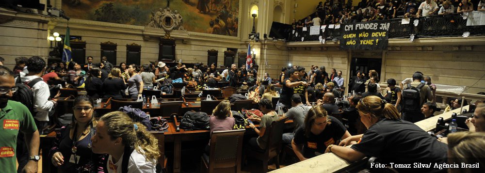 Retirados à força do Palácio Pedro Ernesto, sede da Câmara Municipal do Rio de Janeiro, funcionários da rede municipal que participavam de protesto planejam ações judiciais contra a polícia; segundo o grupo de 150 pessoas, foram empregados gás lacrimogêneo e spray de pimenta na ação 