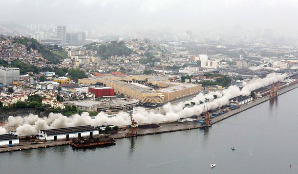 A demolição da gigantesca estrutura ocorreu neste domingo e foi mais uma etapa das obras para a construção de uma via expressa que ligará o Aterro do Flamengo, na zona sul, à Avenida Brasil e à Ponte Rio-Niterói. Mais de 5.104 toneladas de aço e 14 de concreto terão agora que ser removidas para a liberação da área