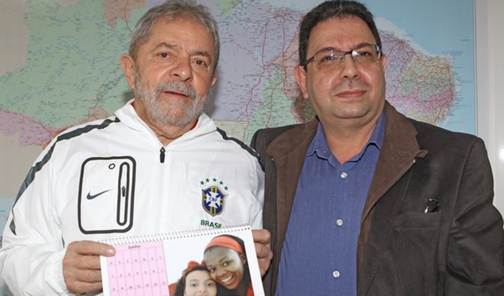 Em vídeo gravado para Eduardo Guimarães, do Blog da Cidadania, ex-presidente diz que quem "acompanha a internet sabe o baixo nível" que são as críticas da mídia contra a presidente Dilma Rousseff e ressalta a importância de se ter mais espaços na web como o blog de Guimarães; "quando você tem um instrumento como esse, para falar coisa séria, é importante não só a gente seguir, mas contribuir para que se tenha mais blogs"