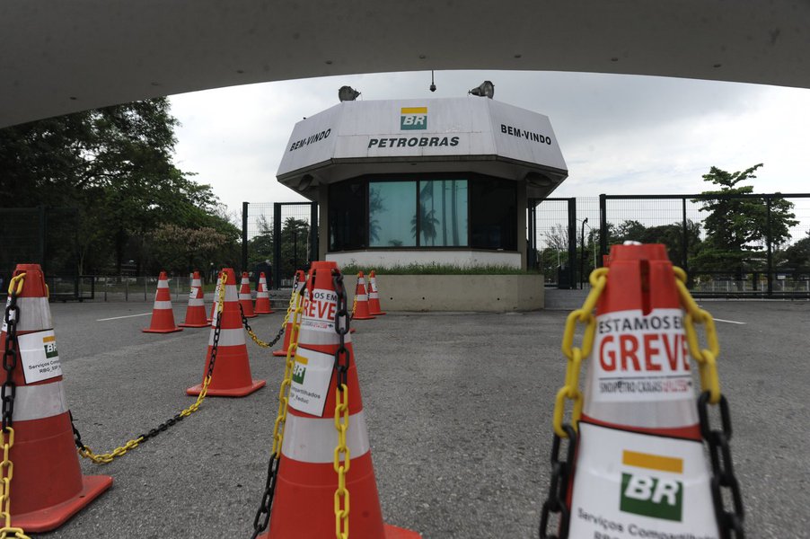 Refinaria de Duque de Caxias, na Baixada Fluminense, está operando com menos da metade do seu efetivo, no segundo dia da greve nacional dos petroleiros; apenas 2 mil funcionários, de um total de 7 mil, conseguiram trabalhar hoje; paralisação é pela suspensão do leilão do Campo de Libra, marcado para a próxima segunda-feira