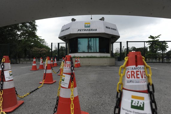Refinaria de Duque de Caxias, na Baixada Fluminense, está operando com menos da metade do seu efetivo, no segundo dia da greve nacional dos petroleiros; apenas 2 mil funcionários, de um total de 7 mil, conseguiram trabalhar hoje; paralisação é pela suspensão do leilão do Campo de Libra, marcado para a próxima segunda-feira