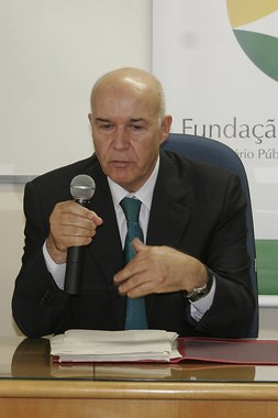 Jurista português José Joaquim Gomes Canotilho, um dos mais respeitados do mundo e guru de diversos ministros do STF, aponta "publicidade excessiva" na Ação Penal 470. "Uma publicidade multiplicada, não só pelo estatuto das pessoas, mas porque há uma certa opinião pública que pretende, em muitos momentos da vida coletiva, uma catarse. São esses os fatos: o Brasil tem necessidade da catarse, da purificação, da honradez, da legitimação do próprio poder político", diz ele, que defende ainda o segundo grau de jurisdição