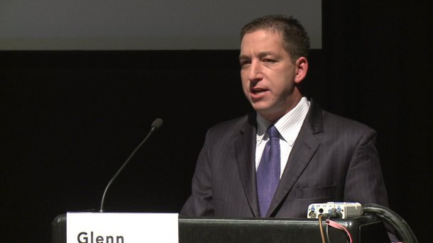 David Miranda é companheiro do jornalista norte-americano Glenn Greenwald, autor das reportagens sobre o programas de ciberespionagem promovidos pela Agência de Segurança Nacional norte-americana (NSA) delatados pelo ex-agente Edward Snowden; o Ministério das Relações Exteriores, Itamaraty, divulgou nota classificando como "medida injustificável" a retenção do brasileiro no Aeroporto de Heathrow, em Londres, por nove horas, período em que ficou incomunicável; governo brasileiro manifesta "grave preocupação" sobre o episódio