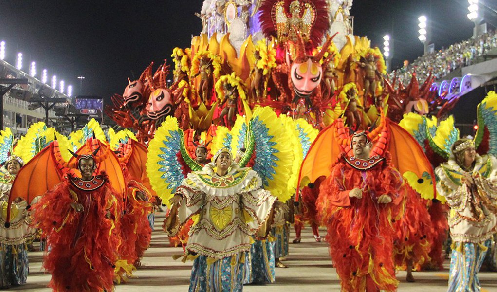 No carnaval, quando as grandes escolas desfilam na avenida, o samba vive a sua apoteose. Na pista ou nas arquibancadas, sob o fascínio do cintilar ouro e prata das roupas dos sambistas, impregnados pelos ritmos quentes das baterias, ninguém consegue reprimir uma energia mágica que sobe pela espinha e se esparrama por todo o corpo. É o feitiço do samba. Música popular na aparência, oração e meditação africana na realidade