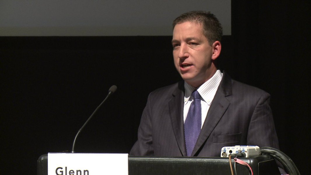 David Miranda é companheiro do jornalista norte-americano Glenn Greenwald, autor das reportagens sobre o programas de ciberespionagem promovidos pela Agência de Segurança Nacional norte-americana (NSA) delatados pelo ex-agente Edward Snowden; o Ministério das Relações Exteriores, Itamaraty, divulgou nota classificando como "medida injustificável" a retenção do brasileiro no Aeroporto de Heathrow, em Londres, por nove horas, período em que ficou incomunicável; governo brasileiro manifesta "grave preocupação" sobre o episódio