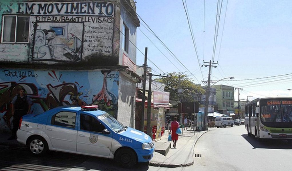 Dois policiais militares (PMs) foram baleados, no conjunto de favelas conhecido como Complexo do Alemão, zona norte do Rio de Janeiro, durante troca de tiros com criminosos no Largo do Bulufa; de acordo com a Coordenadoria de Polícia Pacificadora policiais da UPP do Alemão foram recebidos a tiros por criminosos armados, que se encontravam no Largo do Bulufa; os agentes revidaram e os bandidos fugiram; na ação, dois militares ficaram feridos