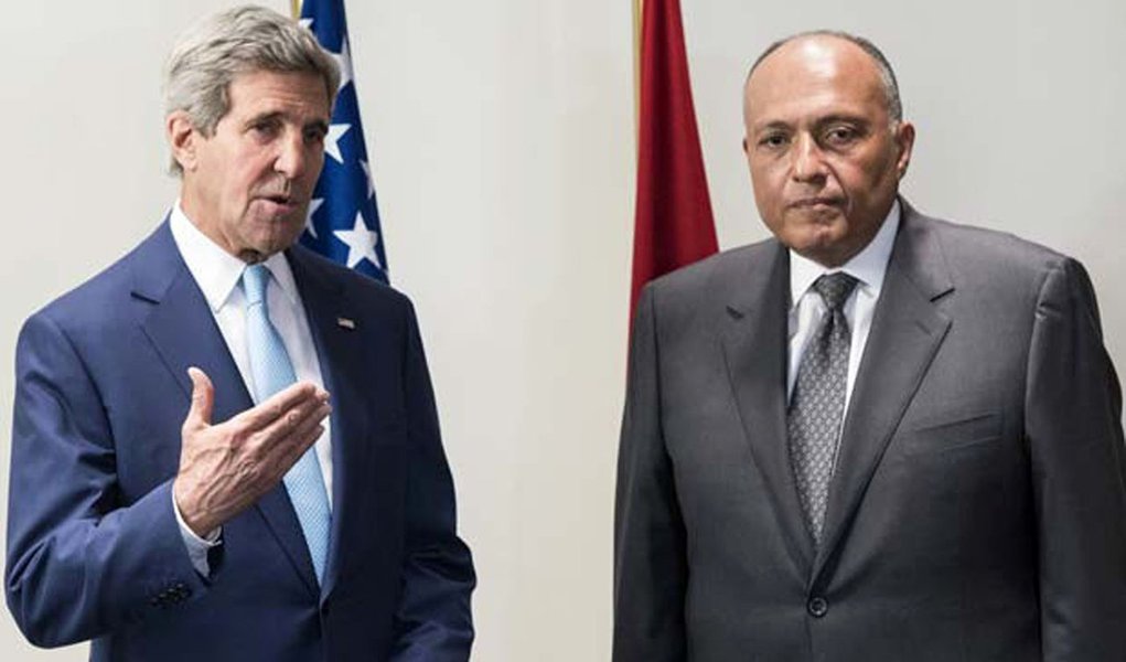 Estados Unidos liberaram US$ 572 milhões ao Egito, em uma visita surpresa do secretário de Estado, John Kerry, ao Cairo; trata-se da primeira passagem de uma alta autoridade norte-americana depois da posse do presidente Abdel Fattah al-Sissi, o ex-chefe do Exército que destituiu o presidente Mohammed Mursi em julho do ano passado