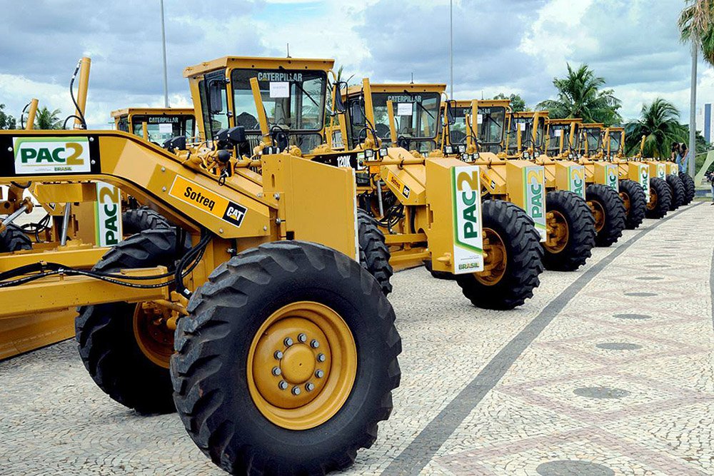 Em evento com o ministro do Desenvolvimento Agrário, Miguel Rossetto, a governadora Roseana Sarney, entregou 119 motoniveladoras fazem parte de um conjunto de equipamentos que visam à conservação contínua das estradas vicinais, responsável por interligarem o meio rural às cidades; foram investidos 55,3 milhões de reais na compra destes equipamentos; com a entrega das motoniveladoras, o Ministério do Desenvolvimento Agrário (MDA) conclui o envio de equipamentos no estado, onde foram investidos mais de R$ 210 milhões, beneficiando 202 municípios com equipamentos no PAC, em sua fase final
 