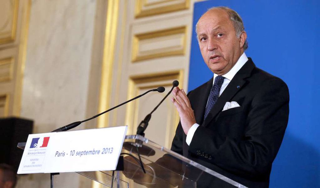 "Nós enviamos, por intermédio de John Kerry [secretário de Estado norte-americano], uma proposta aos russos", disse o chefe da diplomacia francesa, Laurent Fabius; "Se Moscou não responder ou responder negativamente, haverá uma série de sanções que poderão ser aplicadas durante esta semana", acrescentou