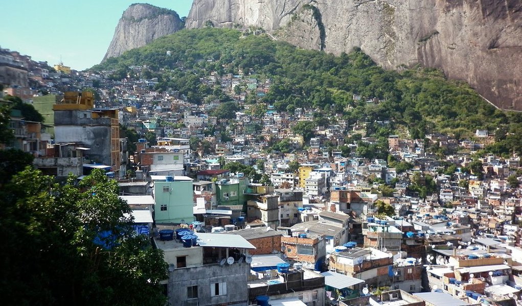 A Polícia Federal prendeu cinco policiais militares da Unidade de Polícia Pacificadora (UPP) da Rocinha, suspeitos de colaborarem com o comércio de drogas na comunidade da zona sul do Rio de Janeiro; de acordo com nota divulgada pela PF, quatro policiais faziam parte do Grupo Tático de Proximidade da UPP, que é responsável por patrulhar a região, e um do setor de inteligência da unidade