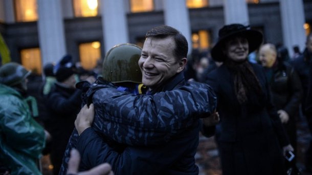 O porta-voz do parlamento ucraniano, o confidente mais próximo da oposicionista liberta Yulia Tymoshenko, foi designado temporariamente como presidente do país neste domingo, seguindo a saída de Viktor Yanukovich; multidão celebra nas ruas