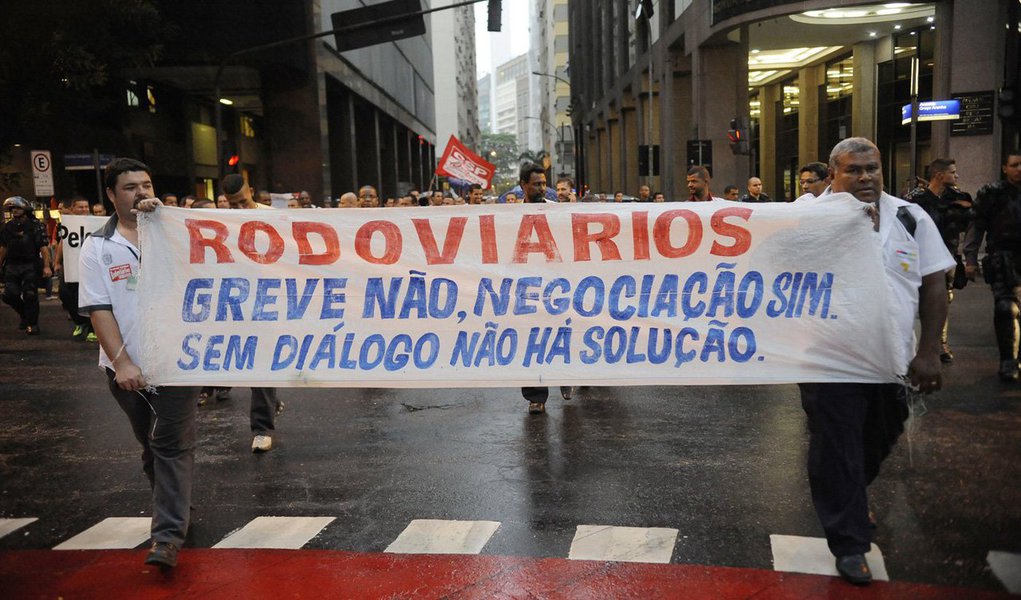 Dissidentes do Sindicato dos Motoristas e Cobradores de Ônibus do Rio de Janeiro (Sintraturb) admitiu a possibilidade de paralisação por tempo indeterminado, a partir da próxima segunda-feira (2), se o prefeito Eduardo Paes não abrir um canal de negociação com a categoria; os rodoviários pedem aumento salarial de 40%, cesta básica de R$ 400 e fim da dupla função; o acordo fechado entre o sindicato e a Rio Ônibus concedeu um reajuste de 10% e aumento da cesta básica para R$ 150, com desconto de R$ 10 na folha de pagamento