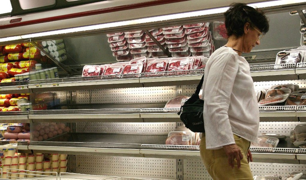 Deputada Zoraida Parra, do Partido Socialista Unido da Venezuela, denunciou que setores da oposição estiveram em vários estabelecimentos de Táchira (Aceta), a sudoeste de Caracas, alertando os proprietários que, ou as portas ficam fechadas, ou seriam destruídos