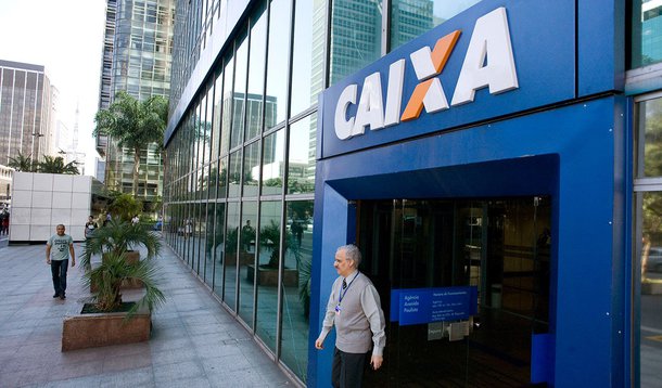 Ministério Público Federal no Distrito Federal (MPF-DF) abriu procedimento preliminar para avaliar se houve irregularidades no encerramento de contas de poupança de clientes inativos da Caixa Econômica Federal. Os procuradores têm 30 dias para decidir se a investigação será aberta; reportagem da revista IstoÉ, informou que a Caixa havia encerrado ilegalmente as contas com irregularidades no CPF ou no CNPJ, confiscado os recursos da caderneta de poupança e usado o dinheiro para inflar os lucros em 2012