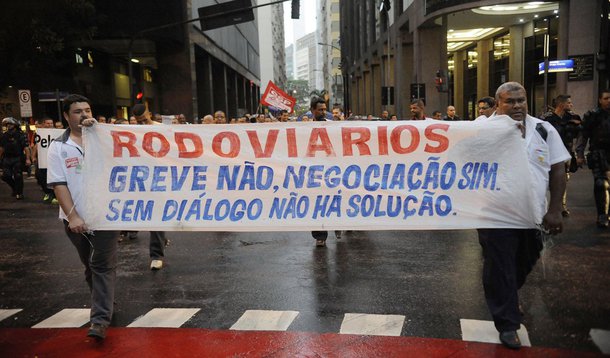 Dissidentes do Sindicato dos Motoristas e Cobradores de Ônibus do Rio de Janeiro (Sintraturb) admitiu a possibilidade de paralisação por tempo indeterminado, a partir da próxima segunda-feira (2), se o prefeito Eduardo Paes não abrir um canal de negociação com a categoria; os rodoviários pedem aumento salarial de 40%, cesta básica de R$ 400 e fim da dupla função; o acordo fechado entre o sindicato e a Rio Ônibus concedeu um reajuste de 10% e aumento da cesta básica para R$ 150, com desconto de R$ 10 na folha de pagamento