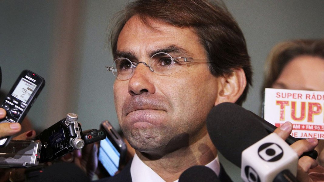 Em nota, o ex-ministro José Dirceu questionou a suspensão da análise de seu pedido de emprego temporário, pelo juiz Bruno Ribeiro, da Vara de Execuções Penais do Distrito Federal; “A investigação é descabida”, afirma o advogado José Luis Oliveira Lima. “A VEP não tem competência legal para determinar sindicância contra o meu cliente, mas sim o diretor do presídio que determinou a investigação e concluiu pela improcedência dos fatos. Na segunda-feira vou ao STF contra essa decisão desprovida de fundamento jurídico”; caso será decidido por Ricardo Lewandowski