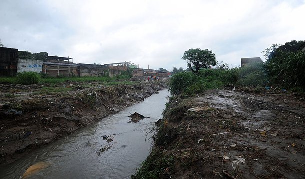 Cinco municípios do norte fluminense permanecem em alerta máximo devido ao nível dos rios Muriaé, Carangola e Itabapoana; segundo o Instituto Estadual do Ambiente, que monitora os rios do estado, o alerta máximo é o mais grave de uma escala de quatro níveis e significa que a chuva continua e os rios atingem 80% de transbordamento