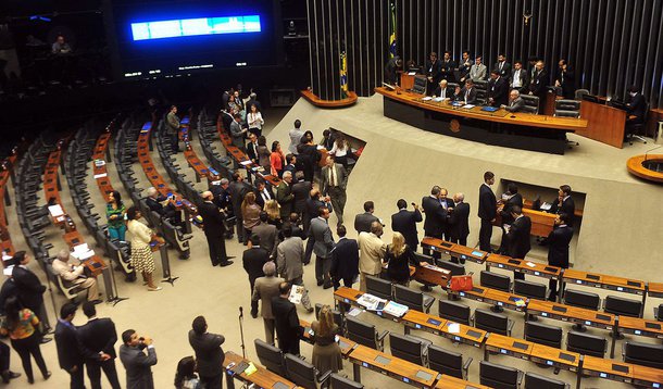 Após reunião, no início da noite desta terça-feira, com líderes do PSD, PCdoB, PSD, PR e PROS, o governo admitiu retirar o artigo sobre os chamados data centers que gerou descontentamento com alguns partidos da base aliada; por outro lado, os partidos decidiram acatar a previsão de neutralidade de rede, que consta no projeto; intenção do governo é pressionar o presidente da Câmara, deputado Henrique Eduardo Alves (PMDB-RN), a votar o tema já na sessão desta quarta; PMDB permanece contra